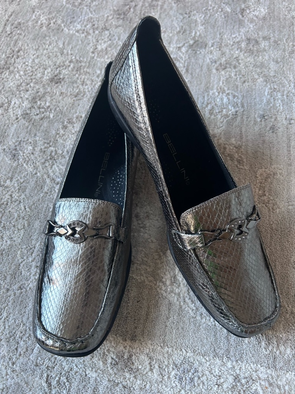 NWOB Bellini Women’s Sz 11 Classic Slip On Flats Loafers Pewter Snake Leather - Picture 3 of 8